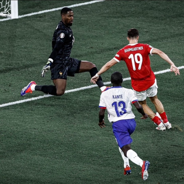 首战告捷！迈尼昂社媒晒自己在法国对阵奥地利的比赛中扑救的照片