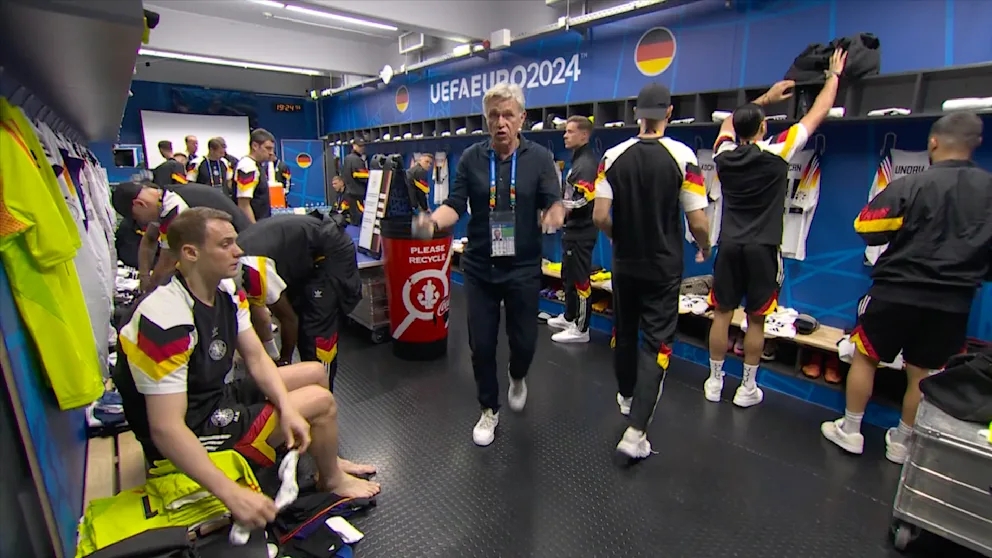 德国人的严谨！欧足联跟拍赛前进入更衣室，被德足协工作人员驱赶