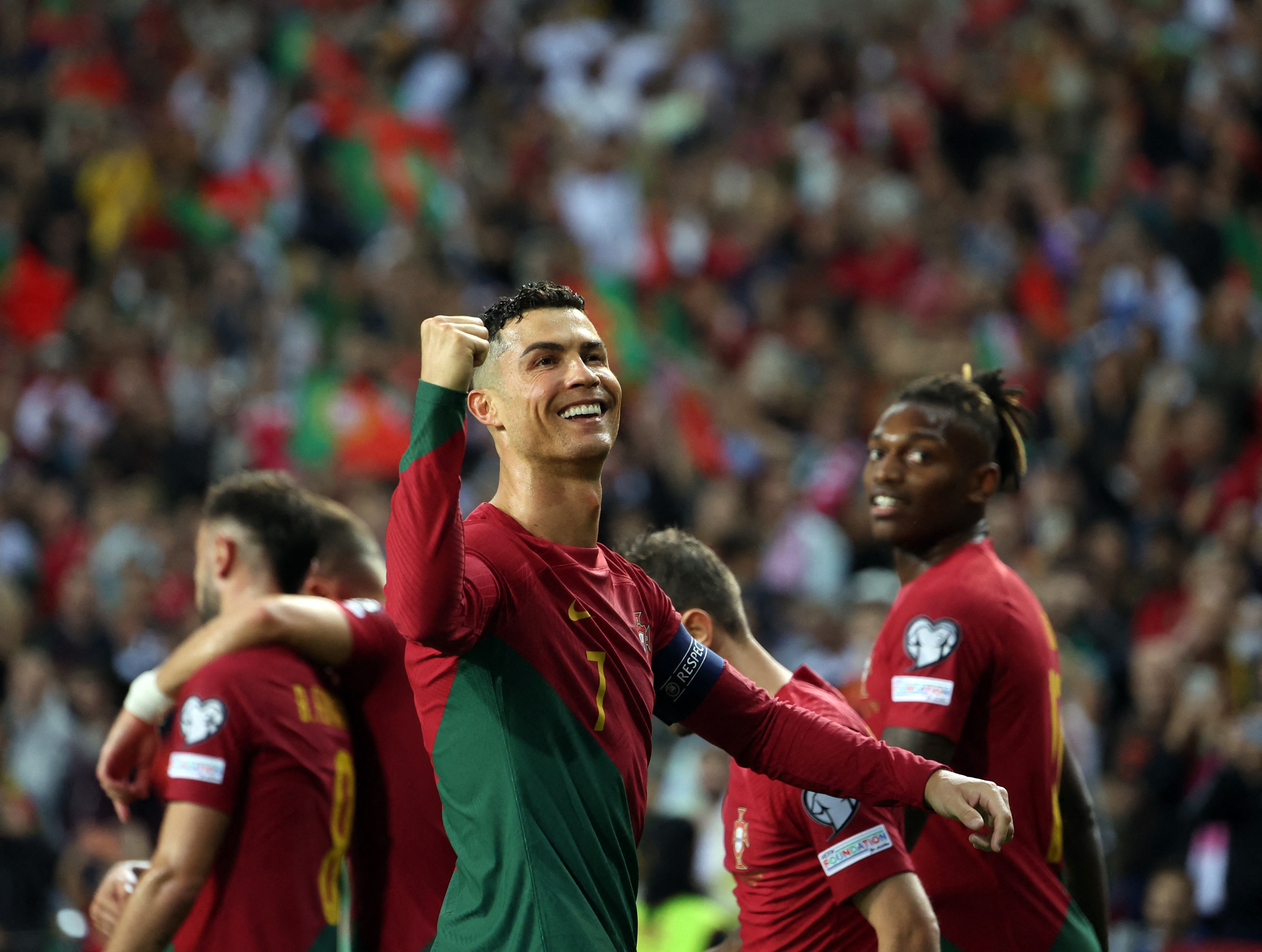 葡萄牙9次参加欧洲杯均晋级淘汰赛，近8届全部晋级是唯一一队