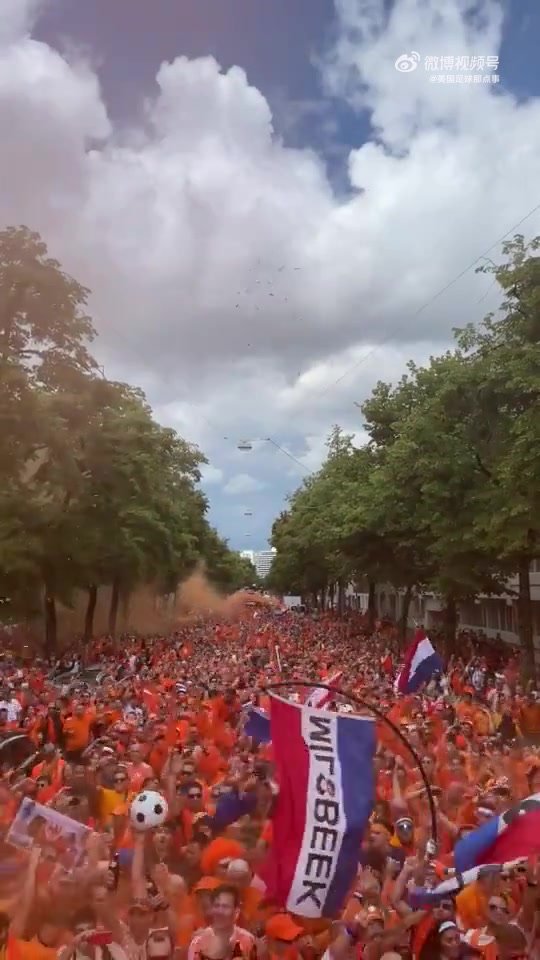 依旧人气火爆！博格巴造访法国队球迷活动现场，赢得球迷们的欢呼